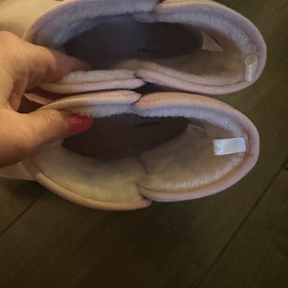 Women’s pink old navy fur inside booties old navy worn 2 x comfy ! - Picture 2 of 3